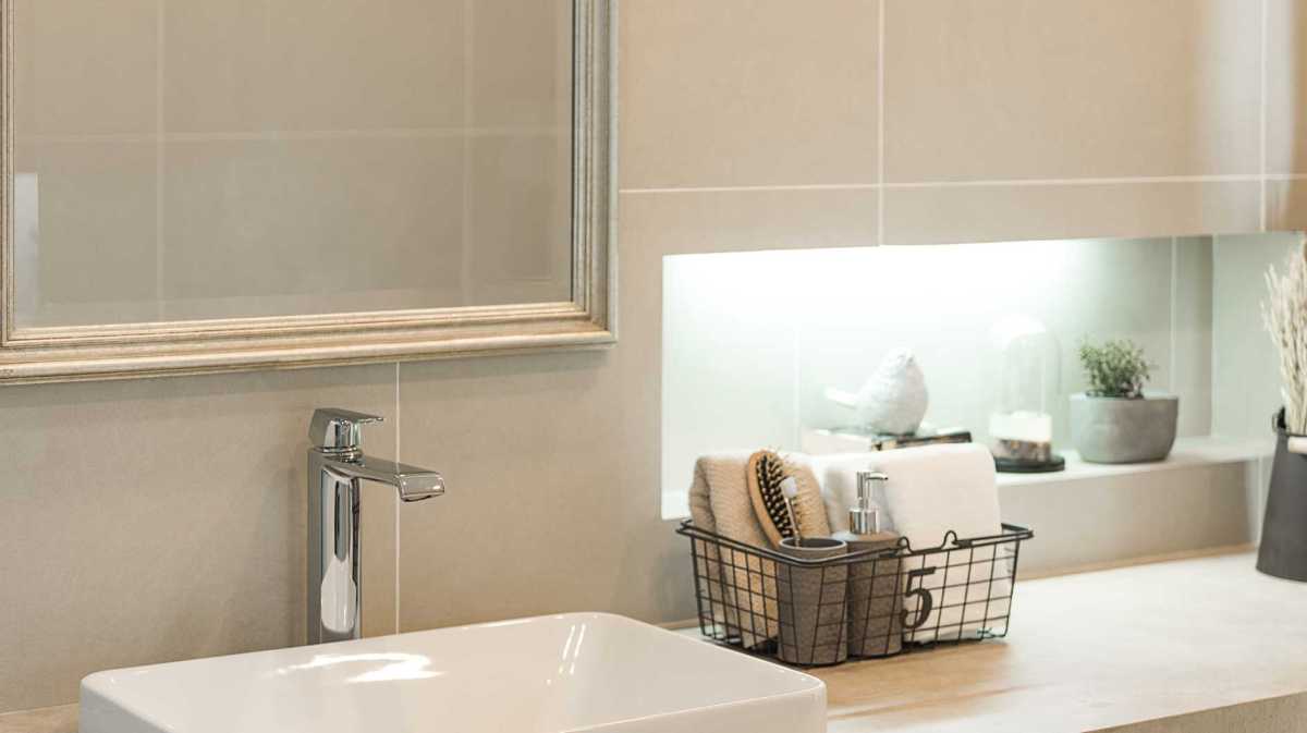 Sauberes Badezimmer mit glänzenden Armaturen