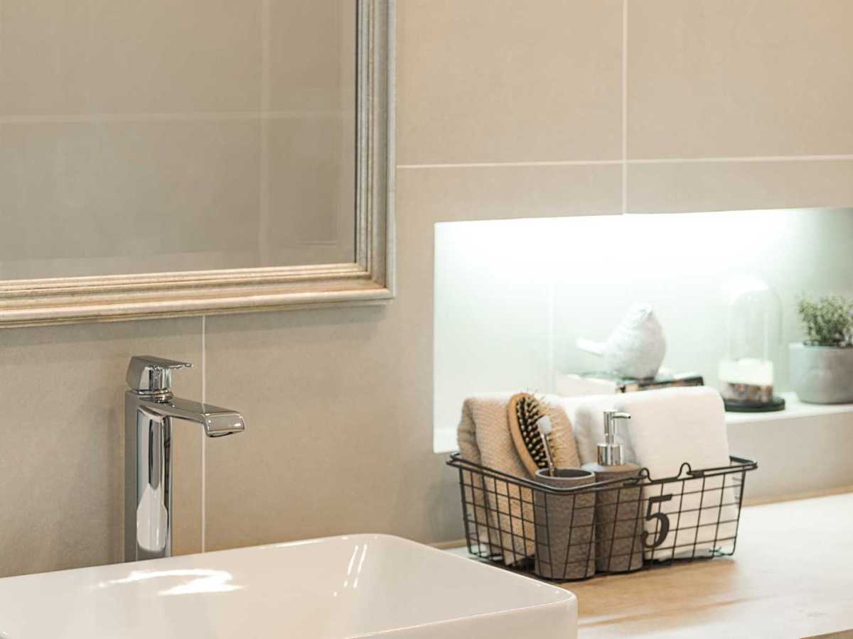 Sauberes Badezimmer mit glänzenden Armaturen