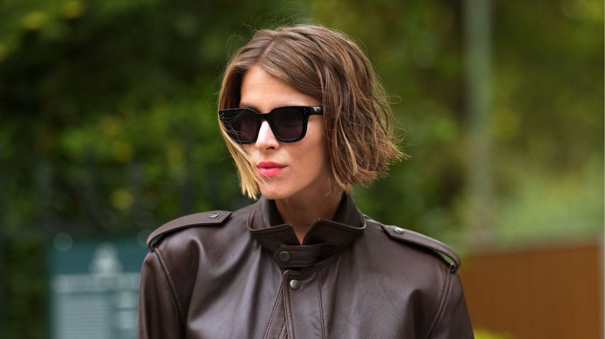 Streetstyle von Frau mit Bob-Frisur und Lederjacke