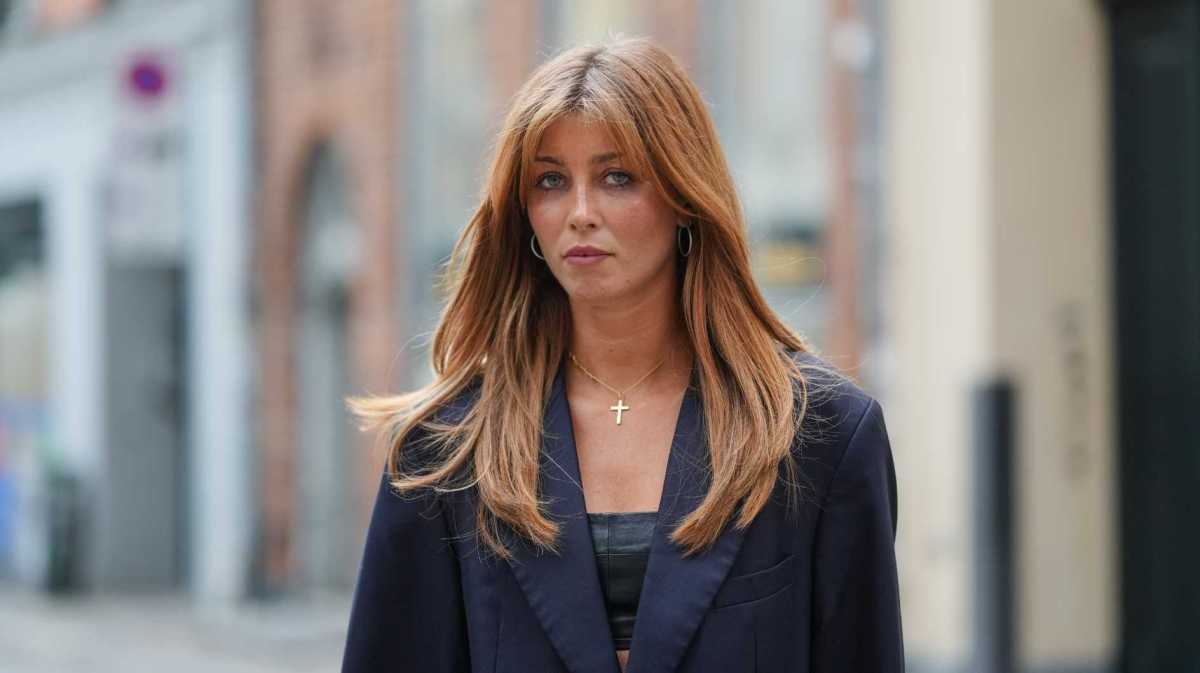 Junge Frau mit kupferfarbenem Haar.