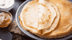 Ein Stapel mit Crepes auf einem grauen Teller.