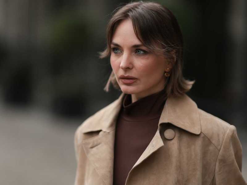 Frau mit glänzendem, frischem Haar – Inspiration für alle, die fettige Haare bekämpfen möchten.