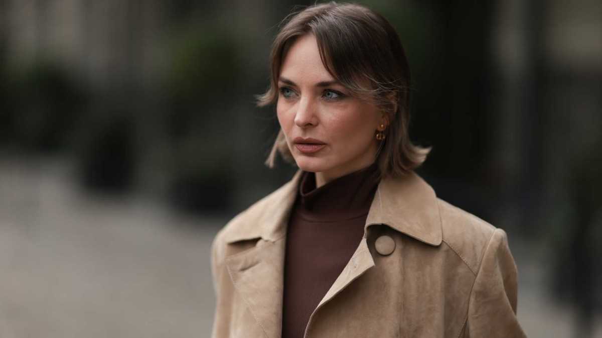 Frau mit glänzendem, frischem Haar – Inspiration für alle, die fettige Haare bekämpfen möchten.