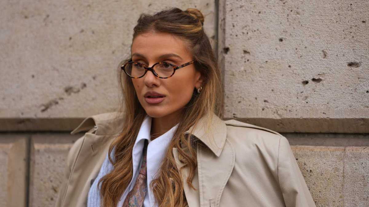 Junge Frau trägt langes, welliges, hellbraunes Haar mit blonden Strähnchen