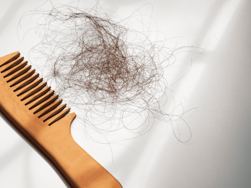 Holzkamm mit Haarbüschel