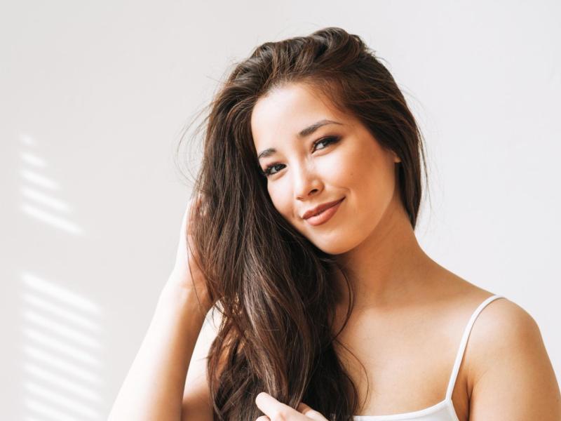 Frau mit voluminösen Haaren.