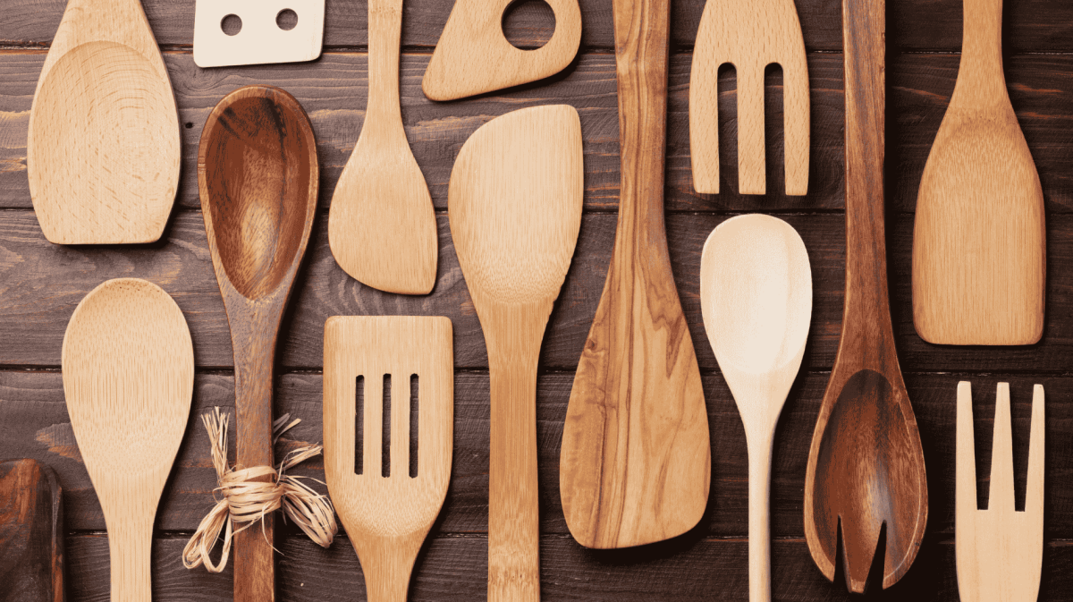 Mehrere Kochlöffel aus Holz auf einem Holztisch.