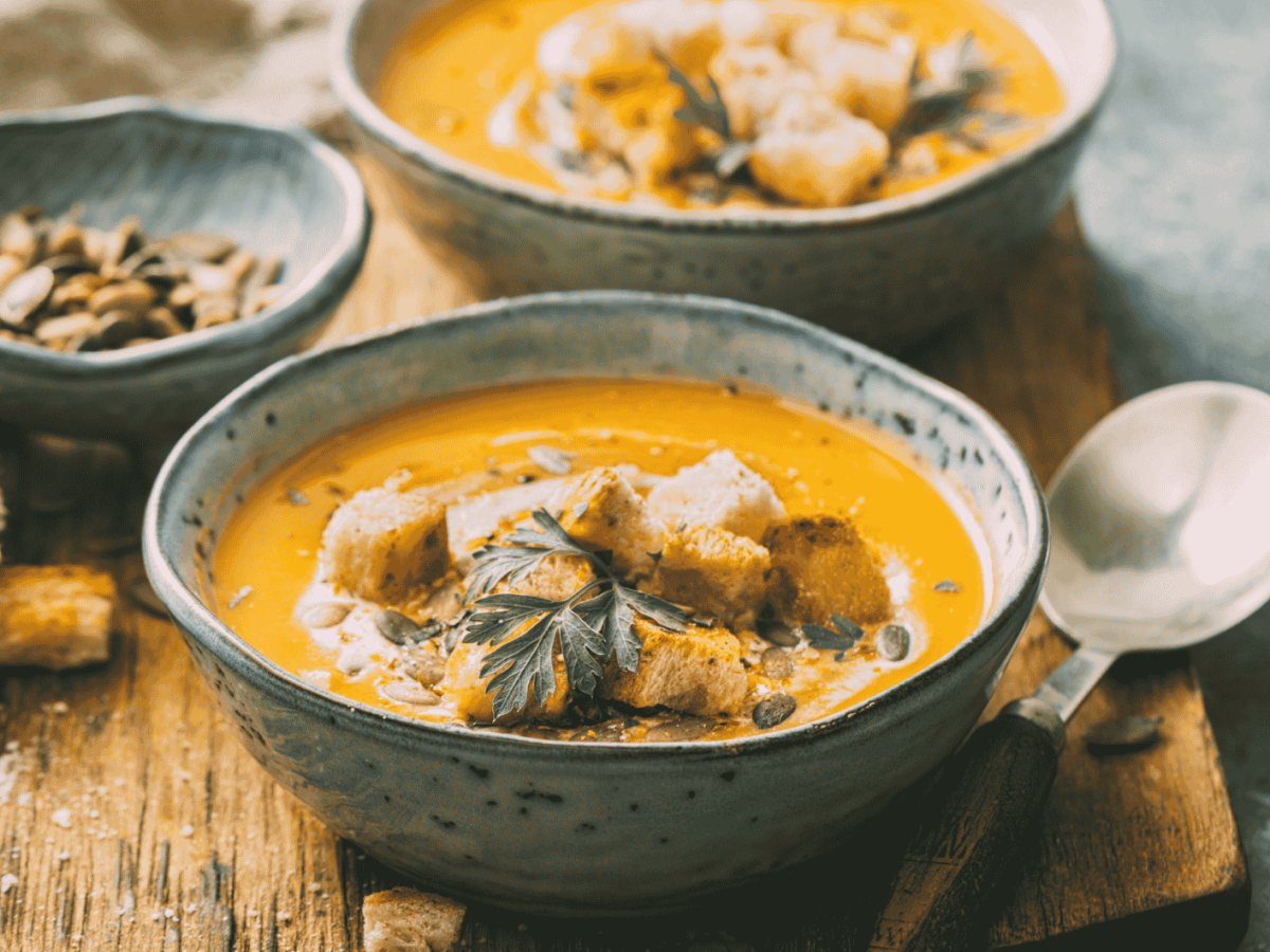K&uuml;rbissuppe in grauen Sch&auml;lchen.