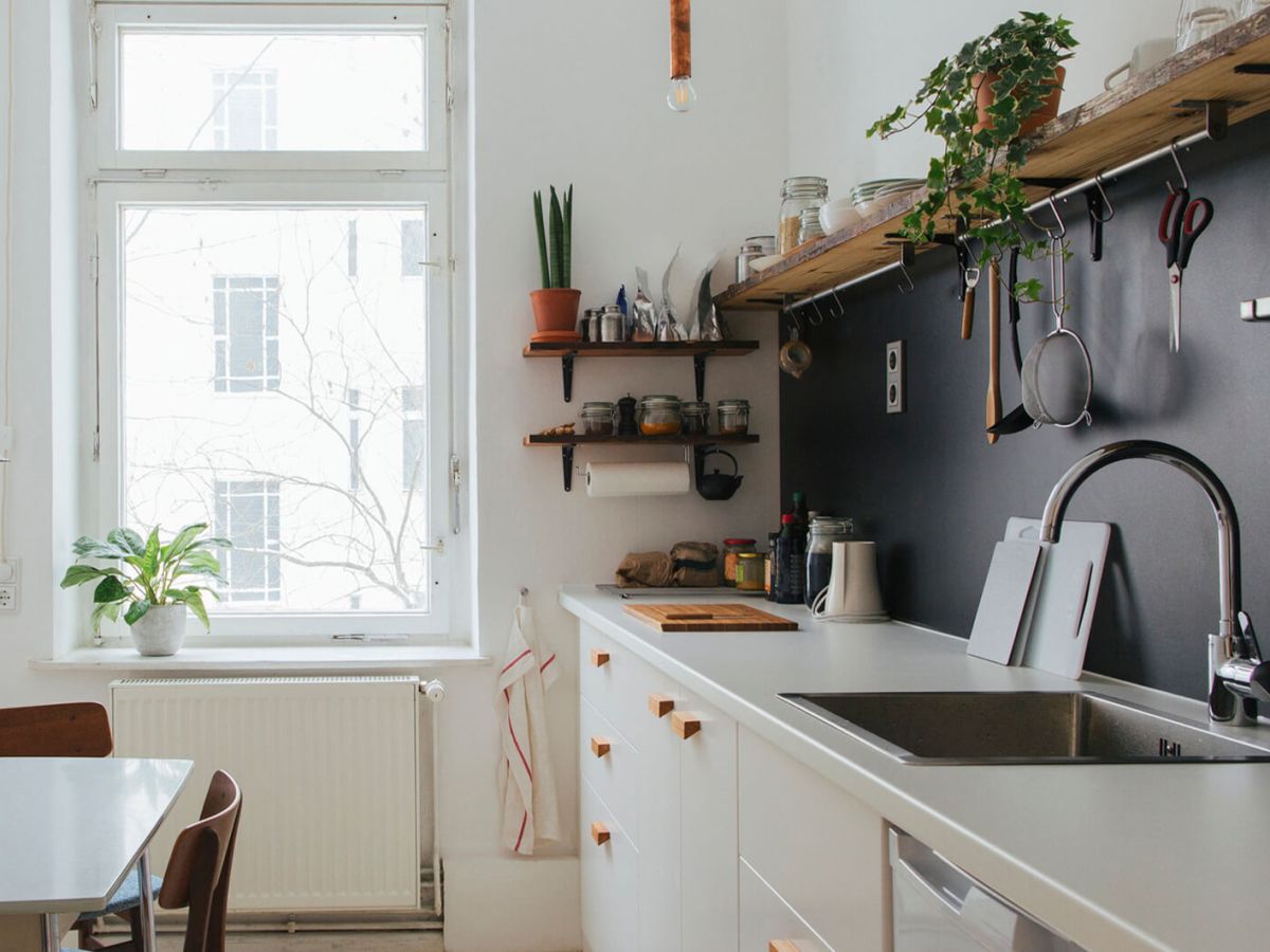 Minimalistische, weiße Küche