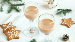 Lebkuchen-Likör in kleinen Gläschen.