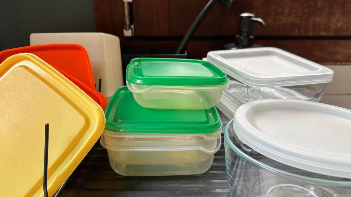 Mehrere Plastikdosen mit Deckeln