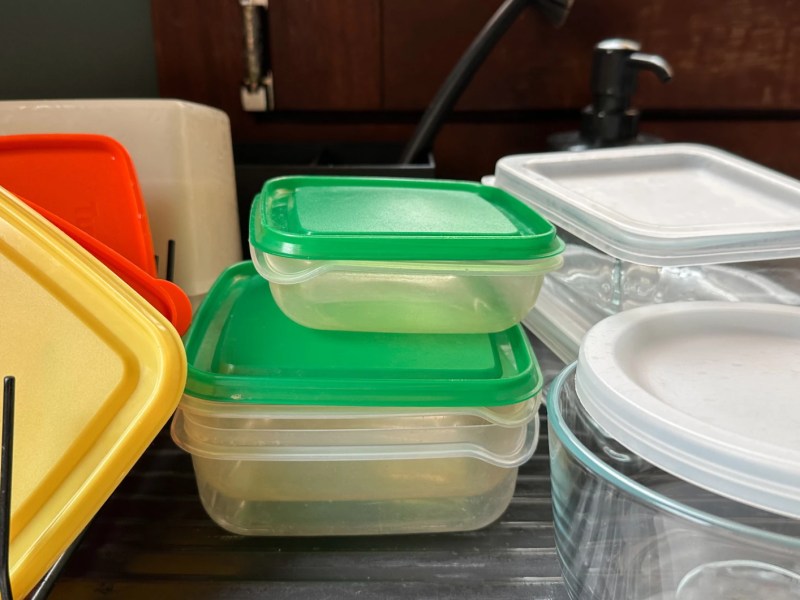 Mehrere Plastikdosen mit Deckeln