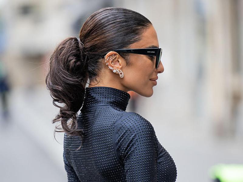 Frau mit einer hoch gebundenen Pferdeschwanz-Frisur