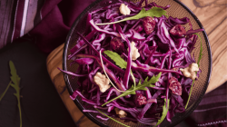 Rotkohlsalat mit N&uuml;ssen.