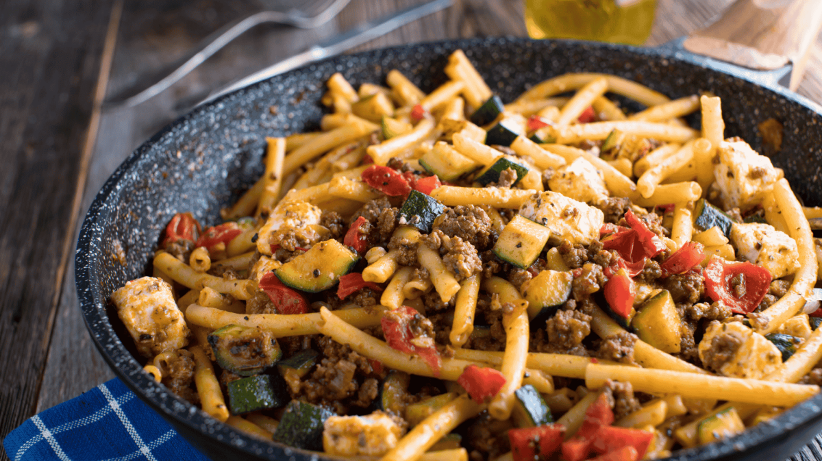 Nudelpfanne mit Hackfleisch und Gemüse.