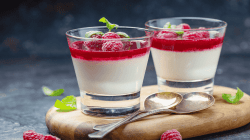 Panna Cotta mit Fruchtspiegel in zwei Gl&auml;sern.