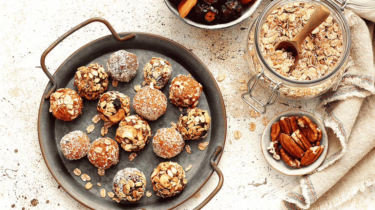 Selbstgemachte Energy Balls mit Zutaten.
