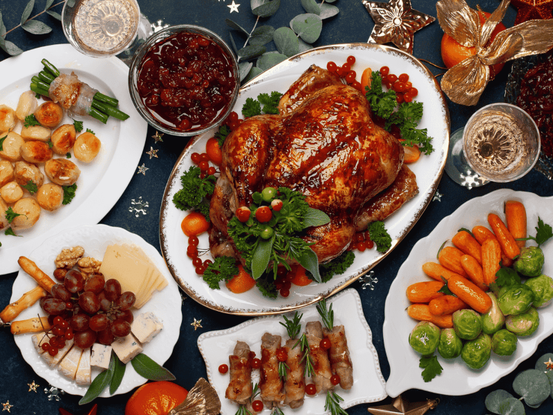 Gedeckter Tisch mit Weihnachtsgerichten.