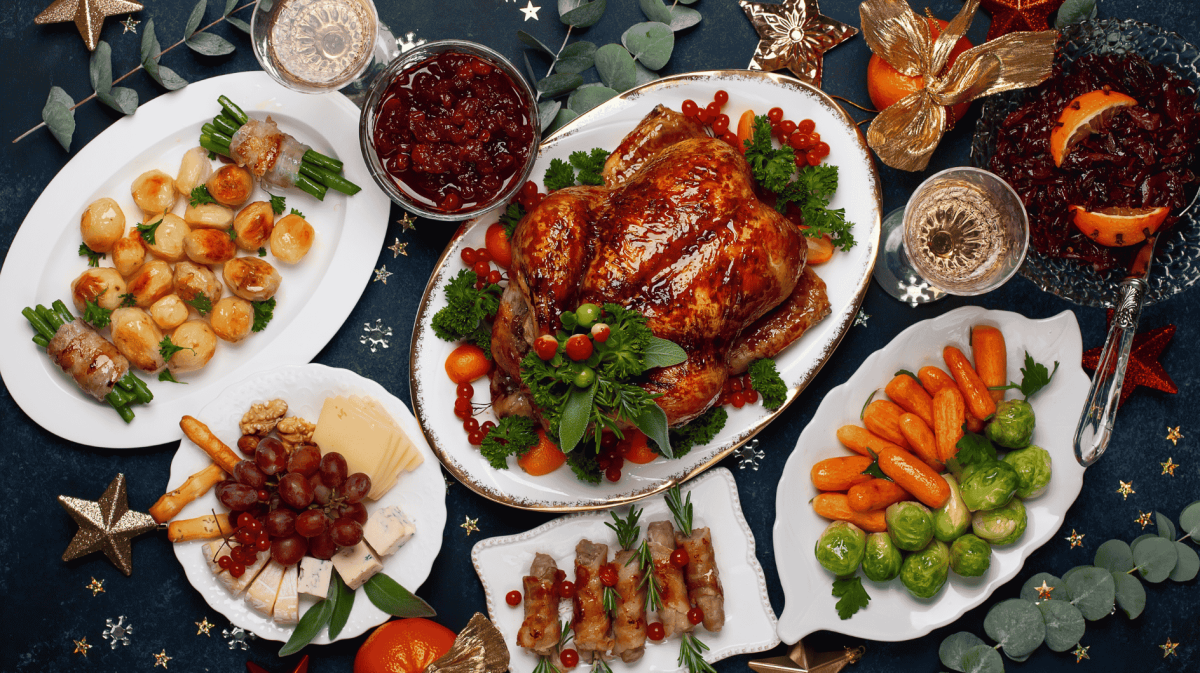 Gedeckter Tisch mit Weihnachtsgerichten.