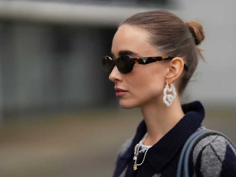 Evi Wave mit lockerem Dutt als Beispiel für eine schnelle und einfache 5-Minuten-Frisur