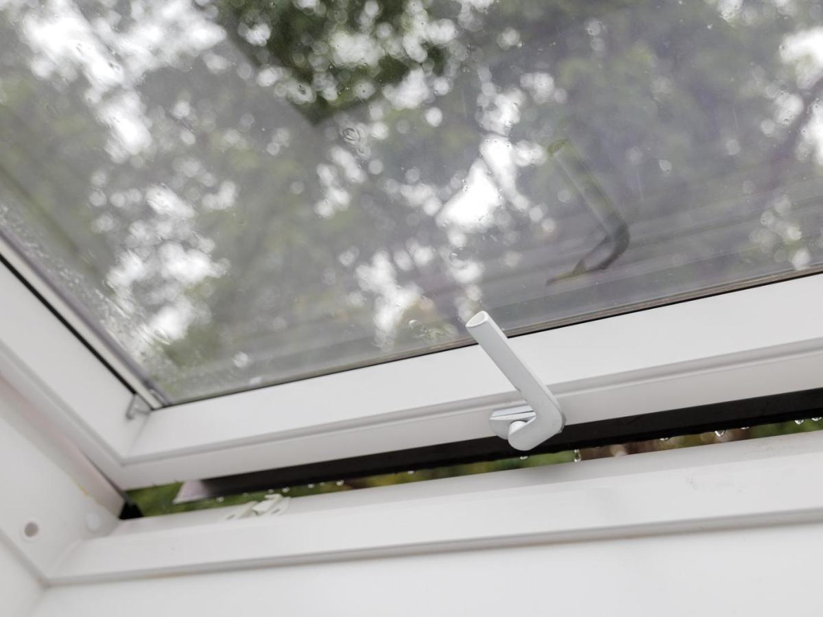 Dachfenster ist gekippt.