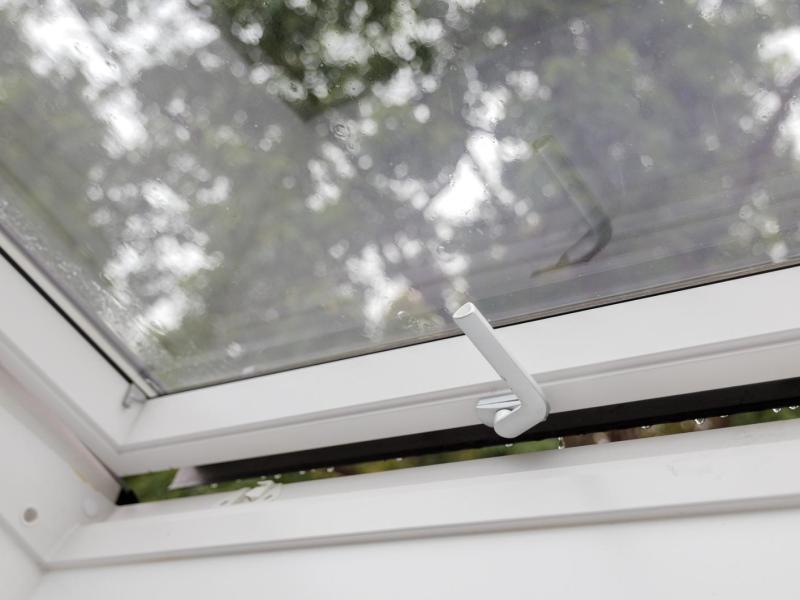 Dachfenster ist gekippt.