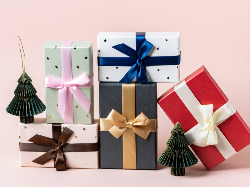 Kleine Geschenke auf einem Stapel.