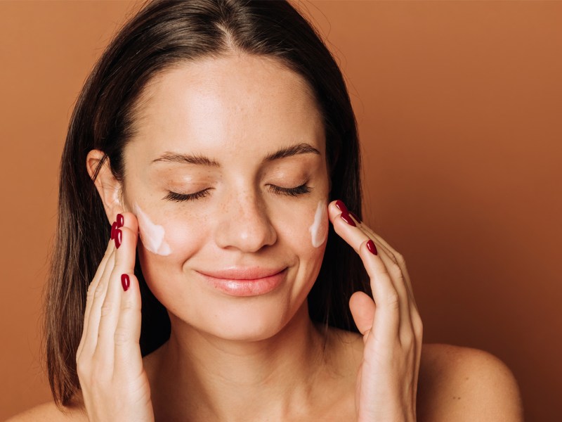 Frau bei der milden Reinigung ihres Gesichts.