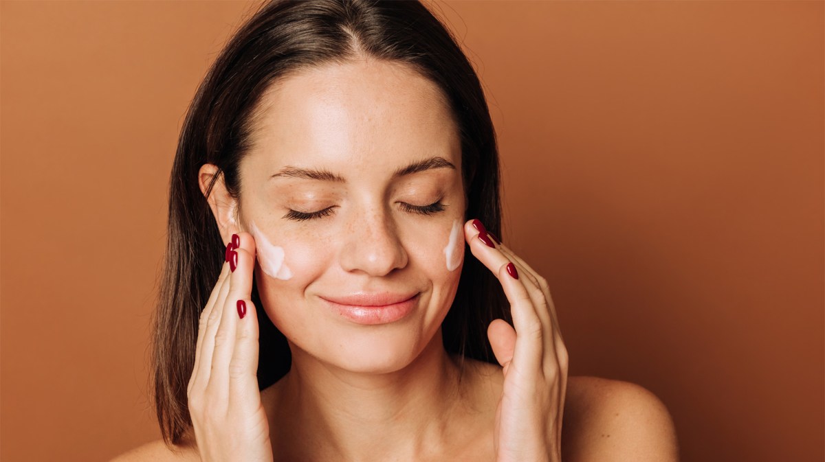 Frau bei der milden Reinigung ihres Gesichts.