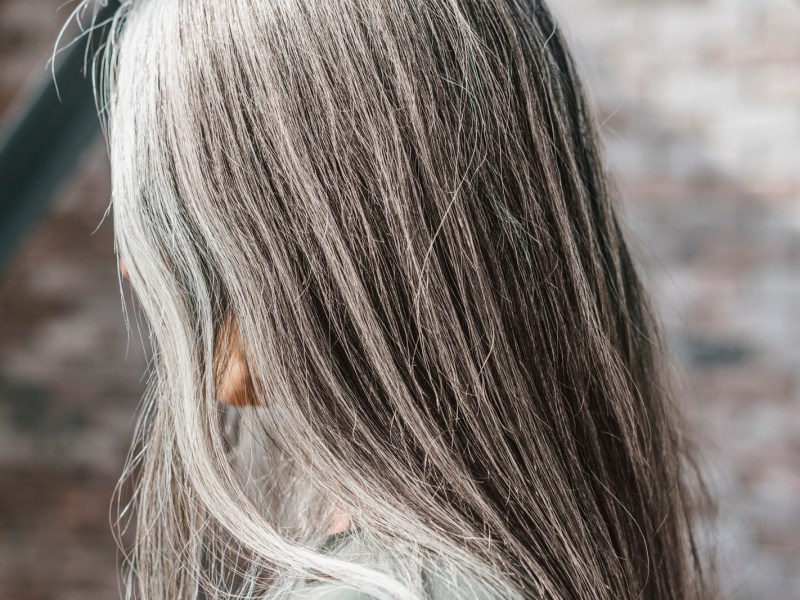 Frau mit langen grauen Haaren