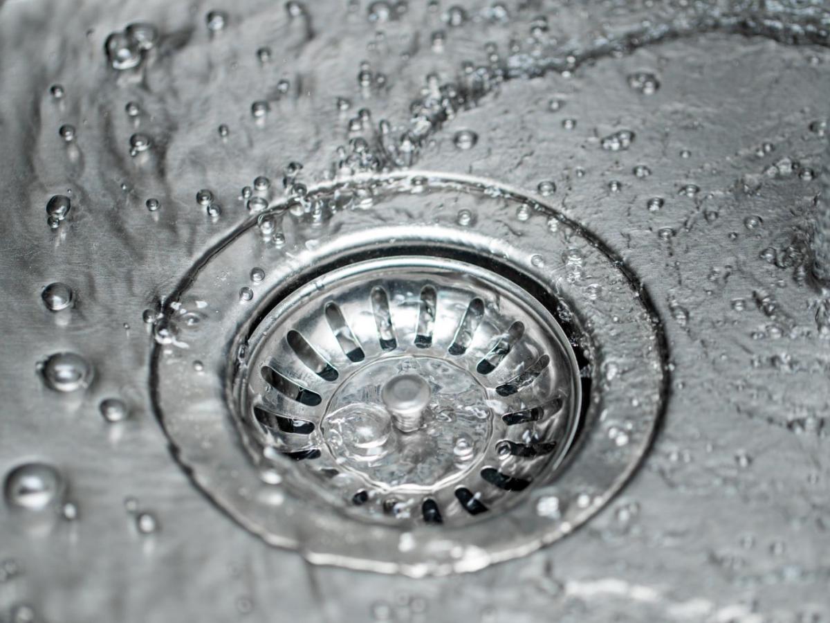 Sp&uuml;lbecken reinigen: So bringst du deine Sp&uuml;le wieder zum Gl&auml;nzen