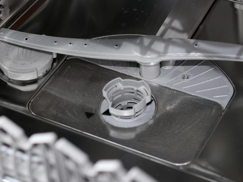 Innenraum einer Sp&uuml;lmaschine. Zu sehen ist der untere Spr&uuml;harm und der Filter.