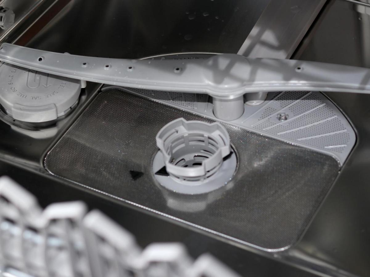 Innenraum einer Spülmaschine. Zu sehen ist der untere Sprüharm und der Filter.