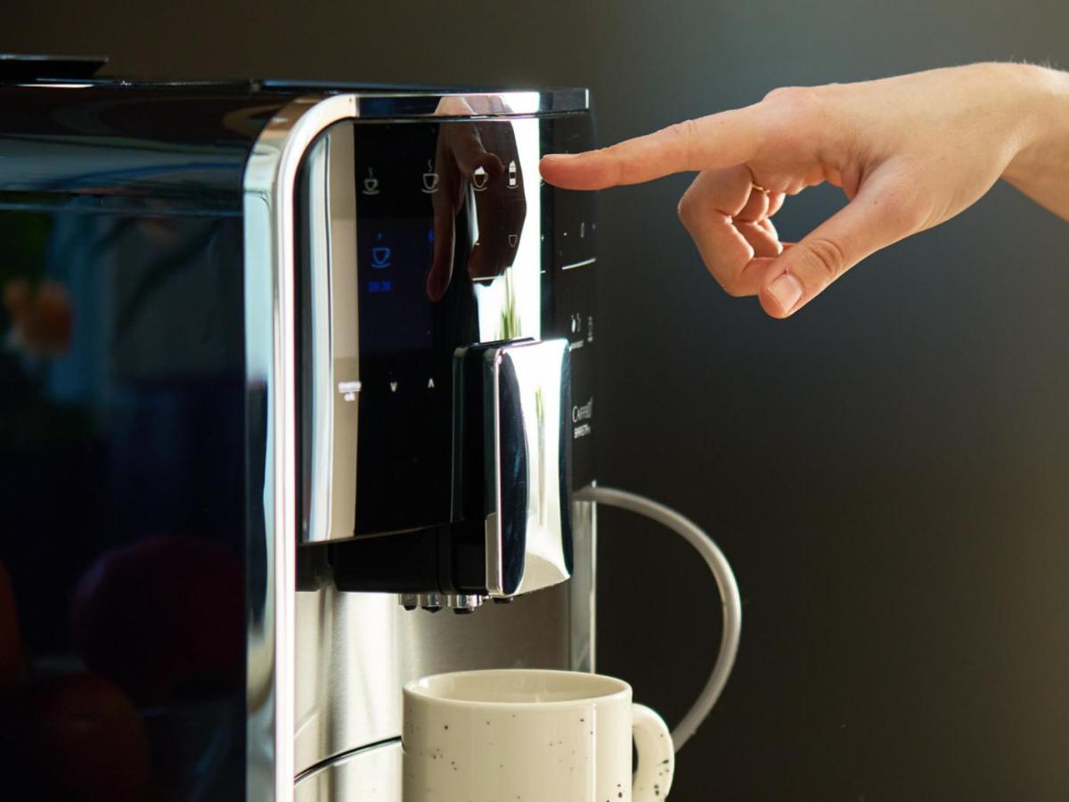 Kaffeemaschine reinigen: So oft solltest du Kaffeesatzbeh&auml;lter, Br&uuml;hgruppe & Co. sauber machen