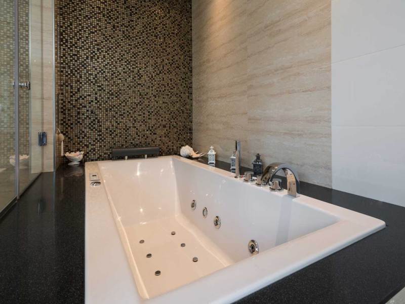 Badezimmer mit Whirlpool-Badewanne