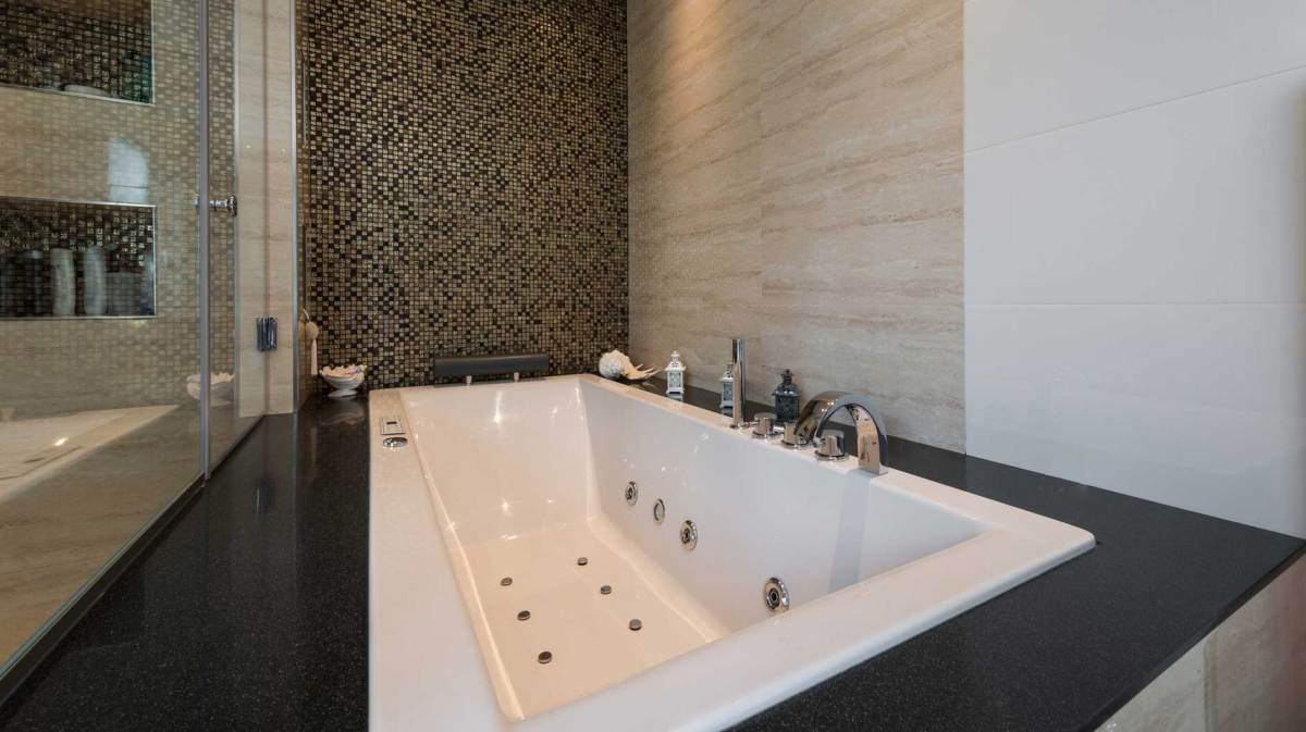 Badezimmer mit Whirlpool-Badewanne