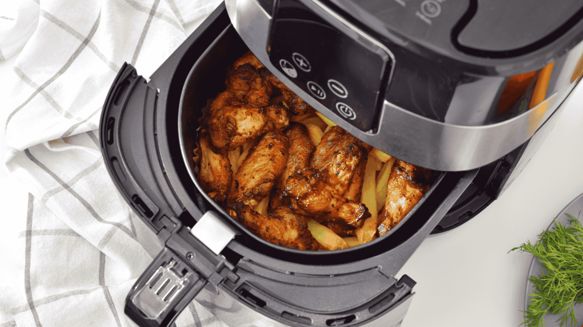Aifryer gefüllt mit Pommes und Hähnchen.
