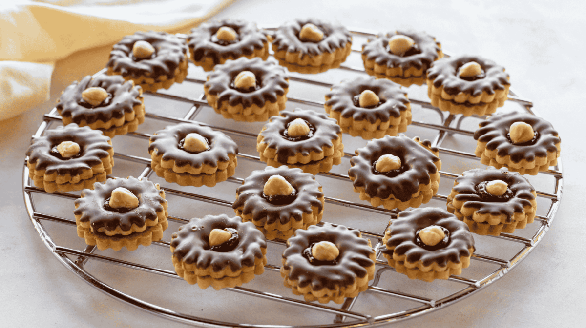 Selbst gebackene Plätzchen auf einem Abkühlgitter