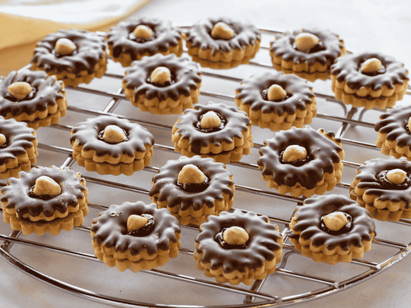 Selbst gebackene Plätzchen auf einem Abkühlgitter