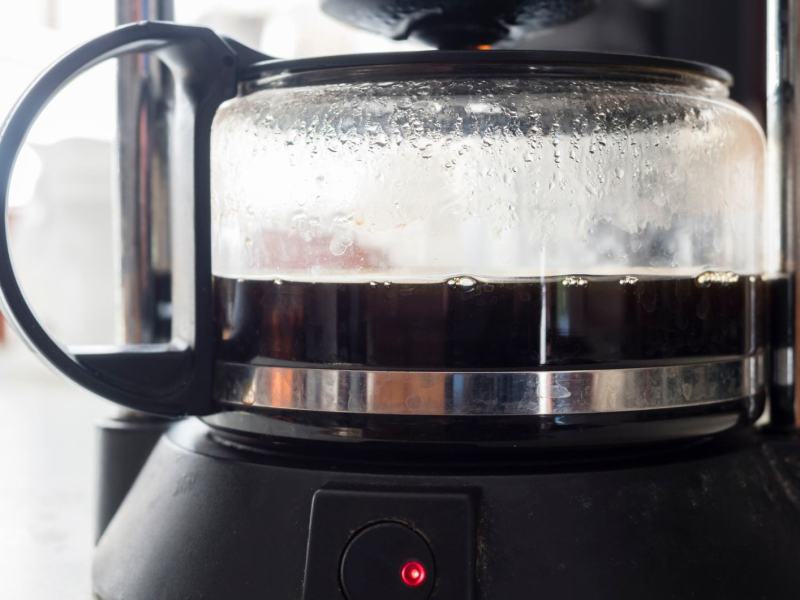 Kaffee in einer Filterkaffeemaschine.