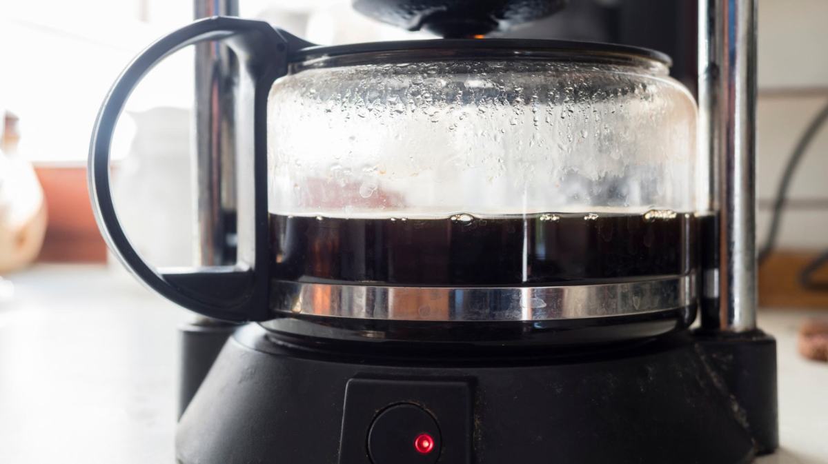 Kaffee in einer Filterkaffeemaschine.