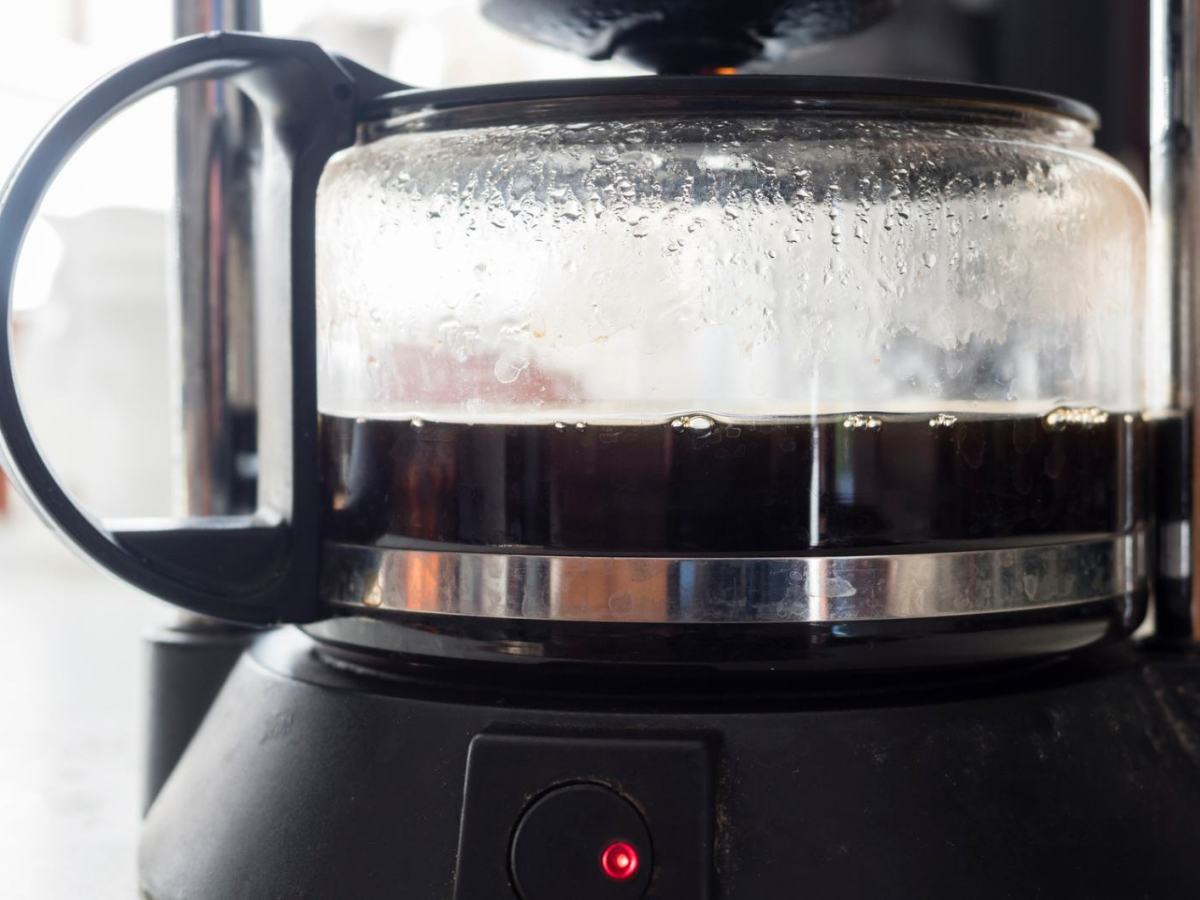 Kaffee in einer Filterkaffeemaschine.