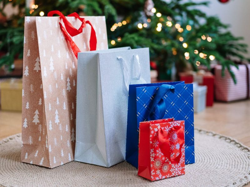 Geschenktüten vor Weihnachtsvbaum