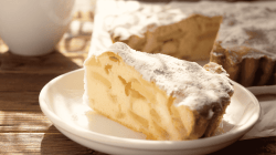 Apfelkuchen auf wei&szlig;em Teller.