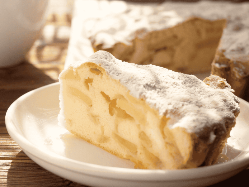 Apfelkuchen auf weißem Teller.