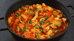 Ofensuppe mit H&auml;hnchen, Paprika und Ananas.