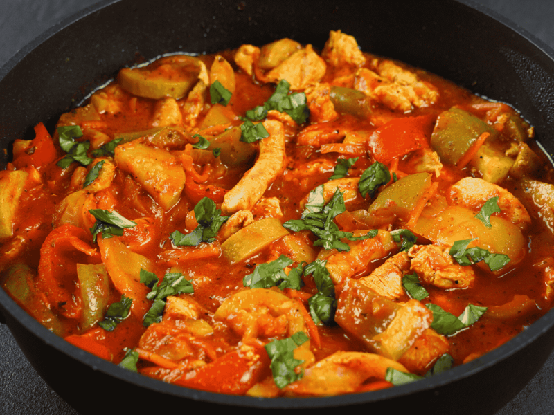 Ofensuppe mit Hähnchen, Paprika und Ananas.