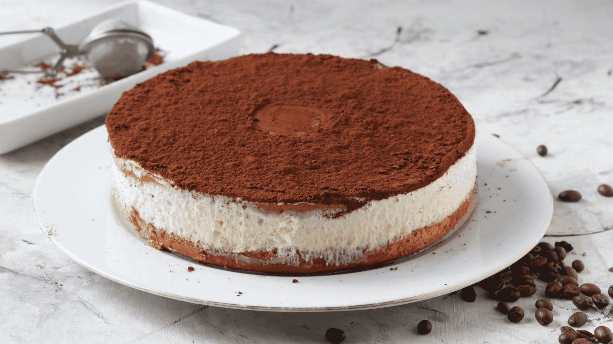 Tiramisu-Käsekuchen auf einem weißen Teller.