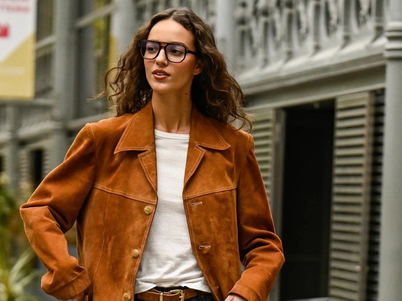 Model mit langen Haaren und dunkler Brille