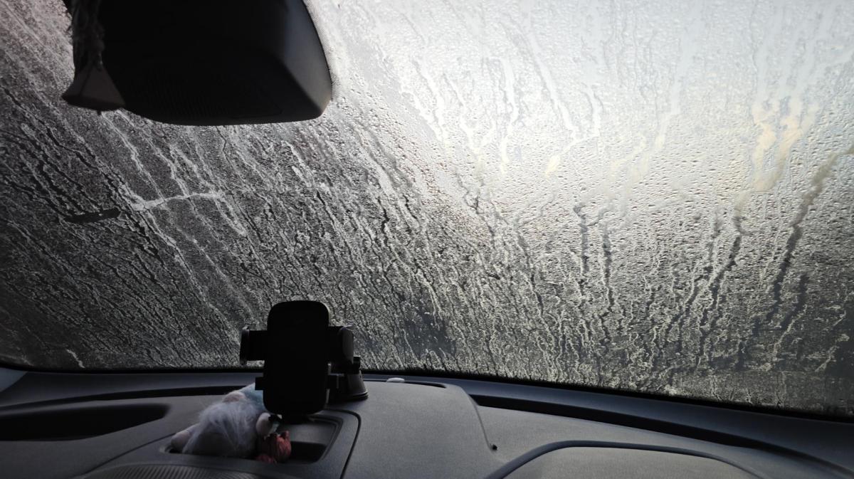 Autoscheibe ist von innen gefroren.